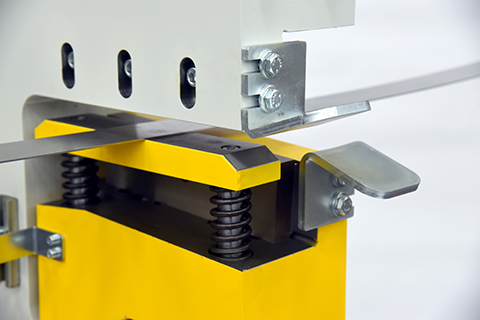 Querteilschere_in_C-Design_Nahaufnahme.jpg
