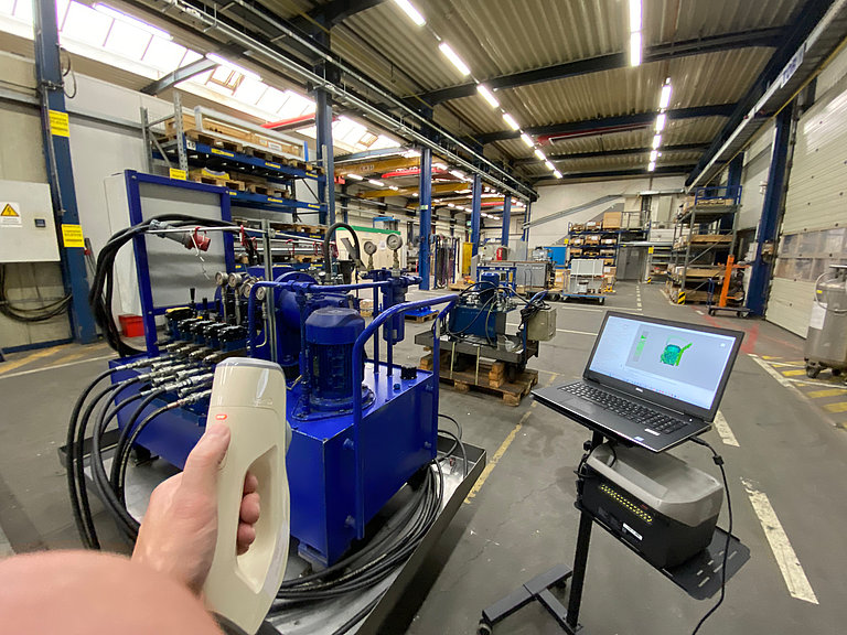 3D-Handscanner im Einsatz an einem Hydraulikaggregat