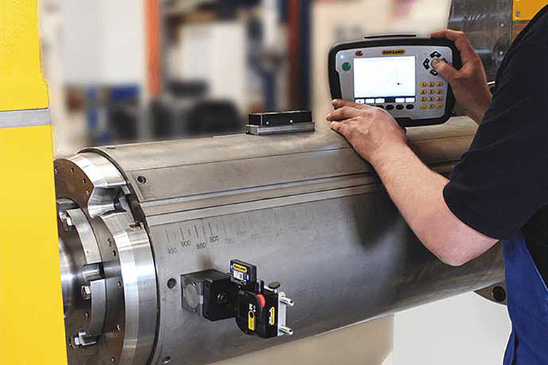 Servicetechniker bei der Vermessung einer Maschinenkomponente