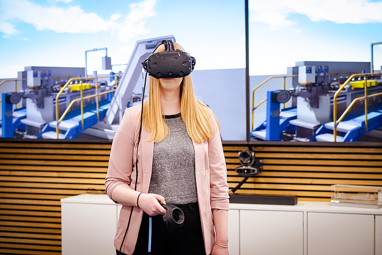 Anwender mit VR-Brille begutachtet eine geplante Anlage